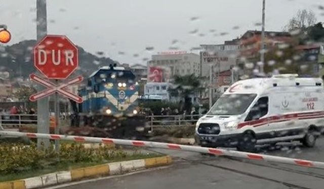 Makinist treni durdurup ambulansa yol verdi