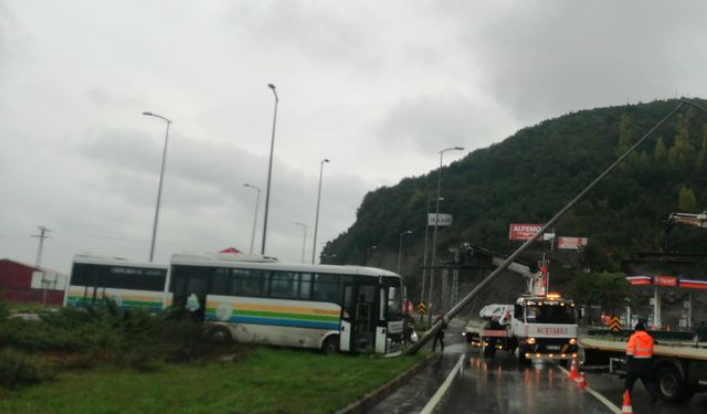 Halk otobüsü aydınlatma direğine çarptı