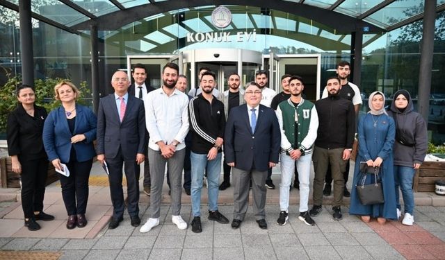 Rektör Özölçer, ZBEÜ’de Öğrenim Gören Filistinli Öğrencilerle Bir Araya Geldi