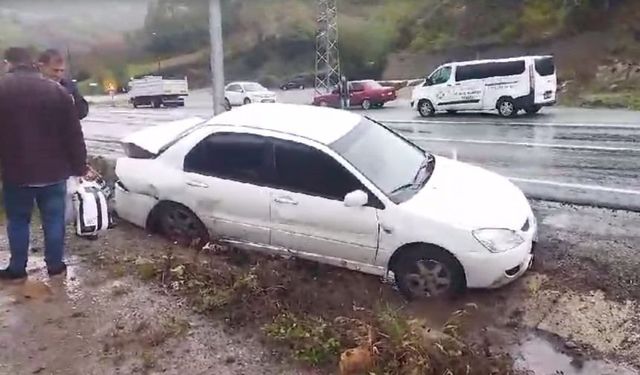 Otomobil taklalar attı, kanala düştü: Yaralılar var!