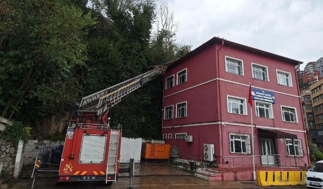 Çocuk Şube Müdürlüğü’nün çatısına ağaç devrildi!