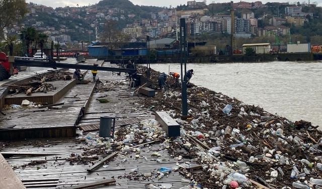 Sağanak yağış sahili çöple doldurdu