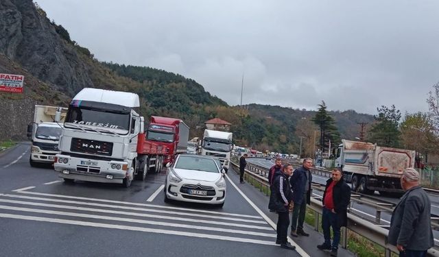 Alaplı - Ereğli karayolu heyelan nedeniyle trafiğe kapandı