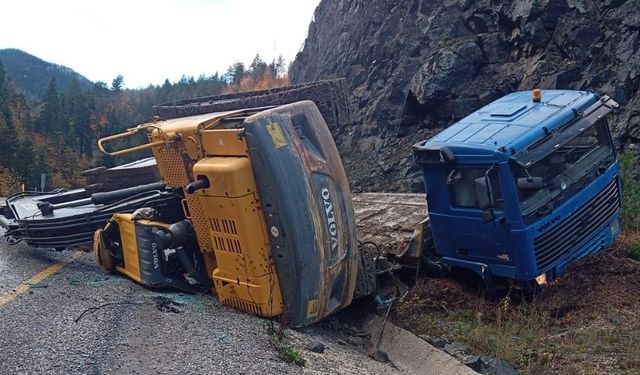 Facia! Ekskavatör yola devrildi