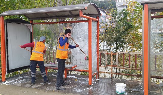 Belediye, durakları temizliyor