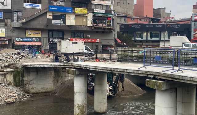 Acılık yaya köprüsünde çalışmalar devam ediyor!