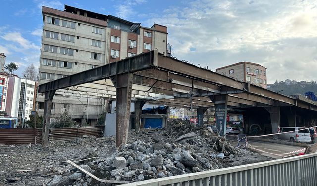 Köprünün istasyon ayağındaki beton zemini kazındı