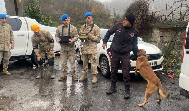 Toprak altında kalan anne ve oğlunu arama çalışmaları günün ilk ışıklarıyla yeniden başladı