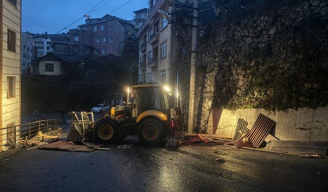 Fırtınada garajın çatısı uçtu, o anlar kamerada