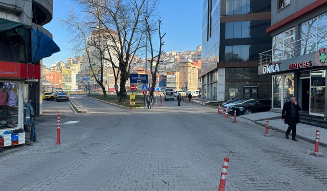 Otel görevlisini tehdit ettiler!