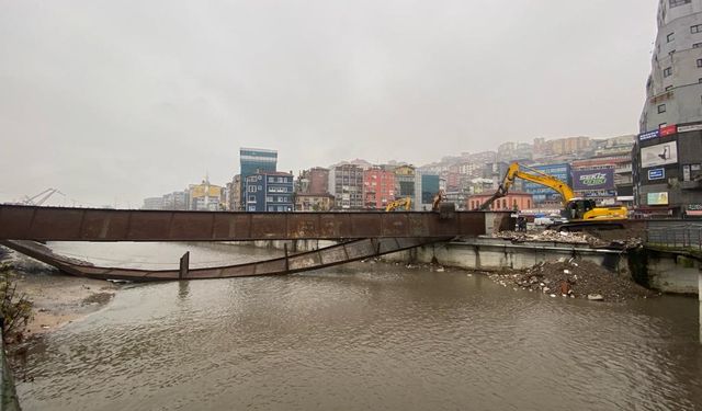 Çevre yolunun üst kısmı yıkılıyor: Yaya geçidi yasak