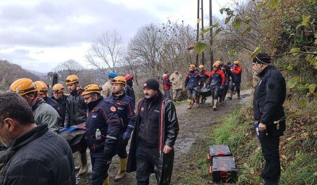 Göçük altında kalan anne ve oğlunun cenazeleri çıkarıldı