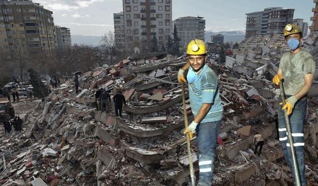 Maden işçisi afetzedeleri kurtarmak için hazır bekliyor