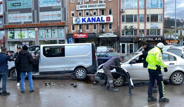 Elmas Park önünde kaza: Otomobil transit araca çarptı