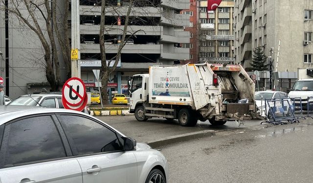 Çöp kamyonu trafiği birbirine kattı