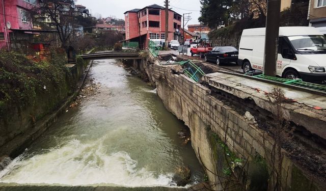 Fırtınanın yıktığı duvar ve yol yapılmayı bekliyor