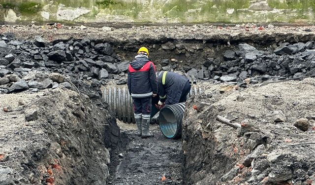 Yıkılan köprüde boru hatları yenileniyor