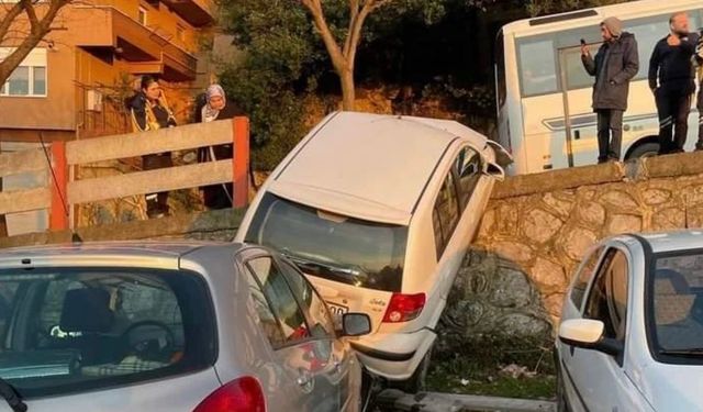 Park halindeki araç otoparkta bulunan araçların üzerine düştü