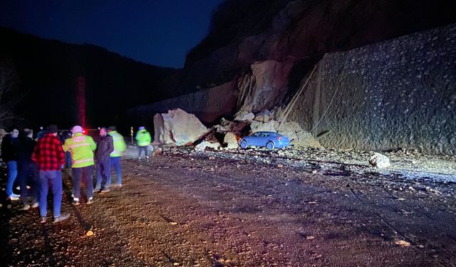 Büyük heyelan: Otomobil dev kayanın altında kaldı, karayolu ulaşıma kapandı!