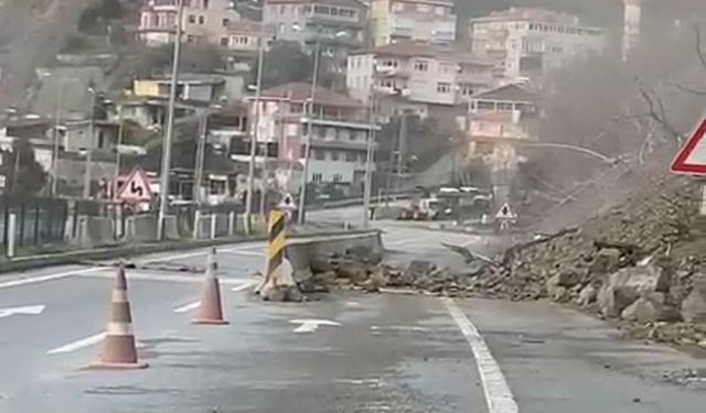 Heyelanın olduğu yol tek şeride düştü