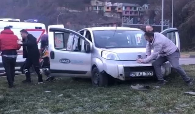 Zonguldak'ta kaza! Araç orta refüje çıktı