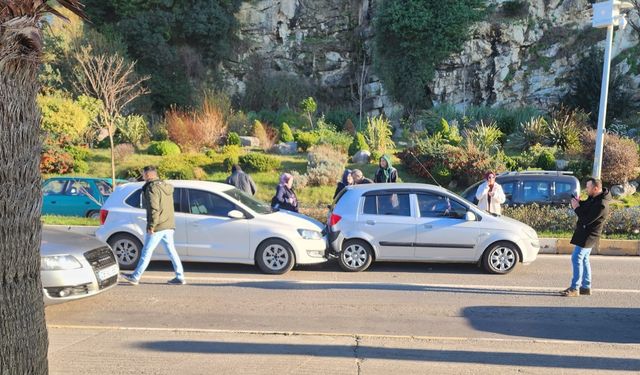 Kozlu  sahil  yolunda  kaza! Araçlarda maddi hasar oluştu