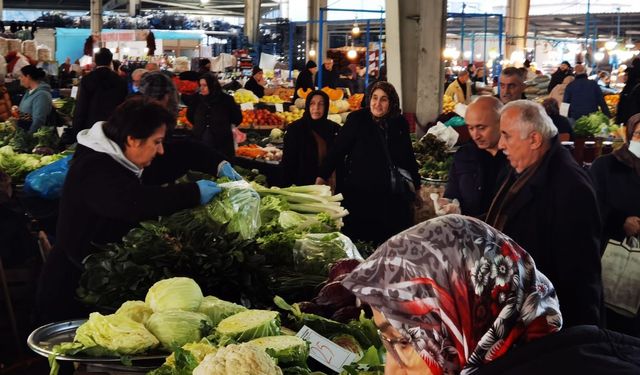 Pazara vatandaştan yoğun ilgi!  Esnafın yüzü  güldü