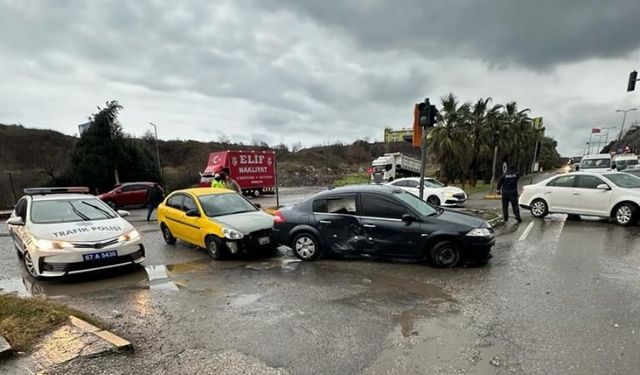 Kozlu sahil yolunda kaza! 2 otomobil birbirine girdi