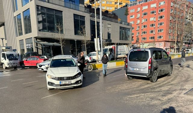 Elmaspark önünde kaza! Araçlarda maddi hasar  oluştu