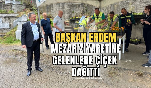 Başkan Erdem mezar ziyaretine gelen vatandaşlara çiçek dağıttı!