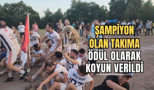 Şampiyonluğu ödül olan koyunla birlikte kutladılar