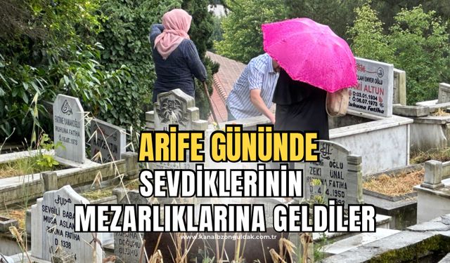 Yağmurlu havaya aldırış etmeden mezar ziyareti yaptılar!