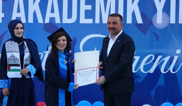 43 yaşında üniversiteyi birincilikle bitirip, ismini mezuniyet kütüğüne çaktı