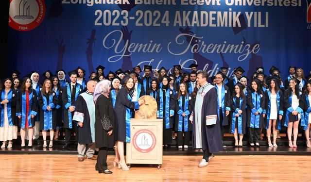 Eczacılık Fakültesi Mezunları İçin Yemin Töreni Düzenlendi