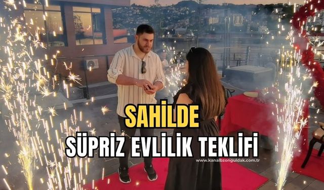 Genç aşıktan sürpriz evlilik teklifi