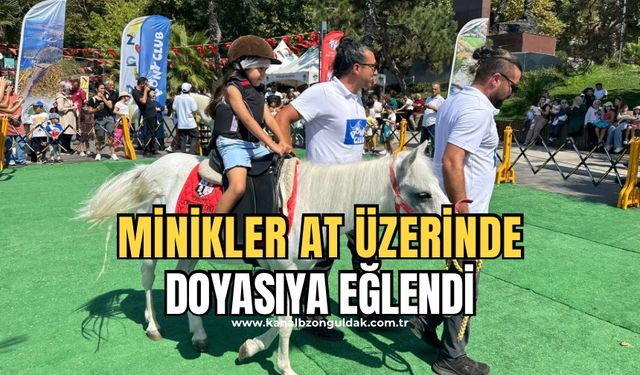 Minik çocuklar ata binerek doyasıya eğlendi