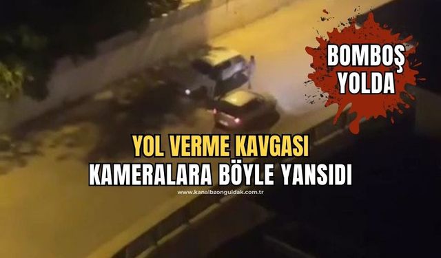 Yol verme tartışmasında otomobili böyle tekmeledi