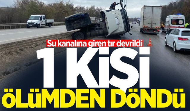 Su kanalına giren tır devrildi: 1 yaralı