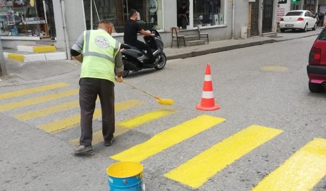 Yaya geçidi çizgileri boyanıyor