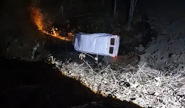 Minibüs dere yatağına yuvarlandı