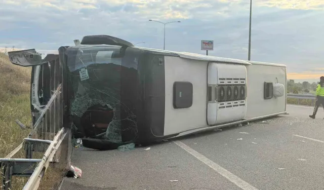 Refüje çarpan otobüs devrildi! Çok sayıda yaralı var