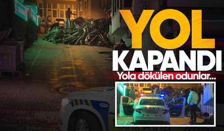 Yola dökülen odunlar trafik akışını engelledi
