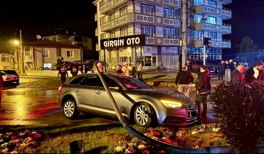 Lüks aracın çarptığı direk üzerine devrildi