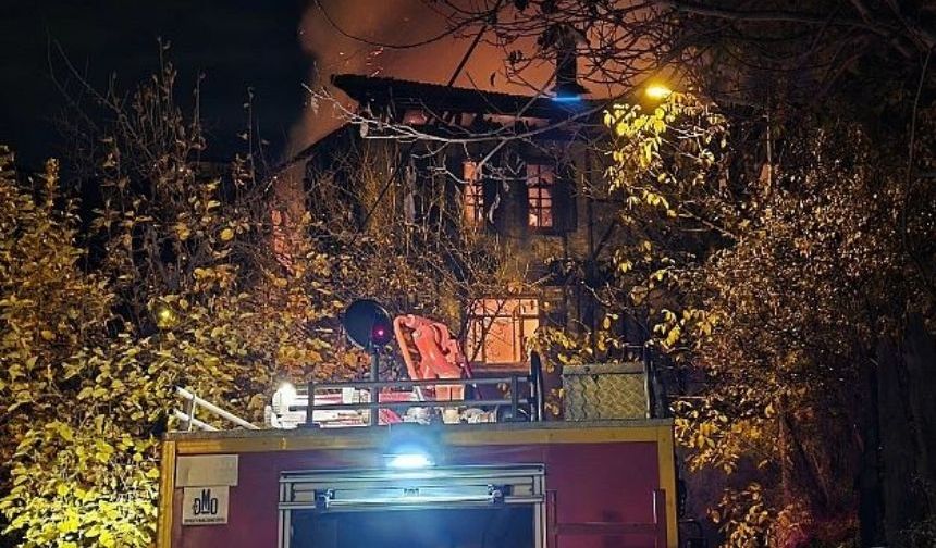 Tarihi binadan geriye küller kaldı