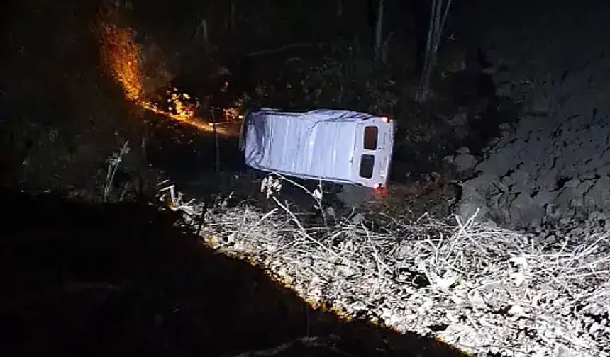 Minibüs dere yatağına yuvarlandı