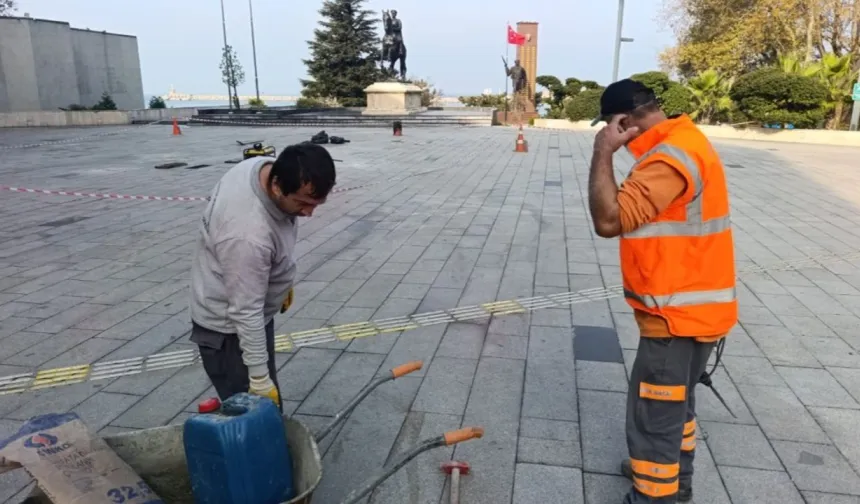Atatürk Anıtı Meydanı’nda zemin yenileme çalışmaları yapıldı