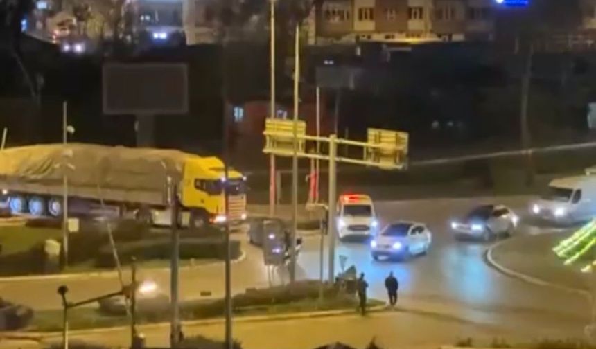 Uğur Mumcu Kavşağı'nda kavga: Tır sürücüsü ile otomobil sürücüsü birbirine girdi!