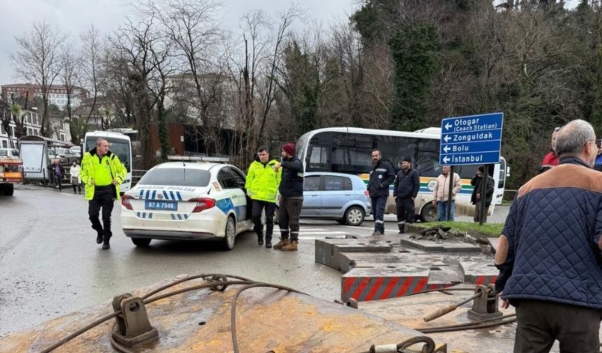 Ereğli'de faciadan son anda dönüldü: Demir blok yola savruldu