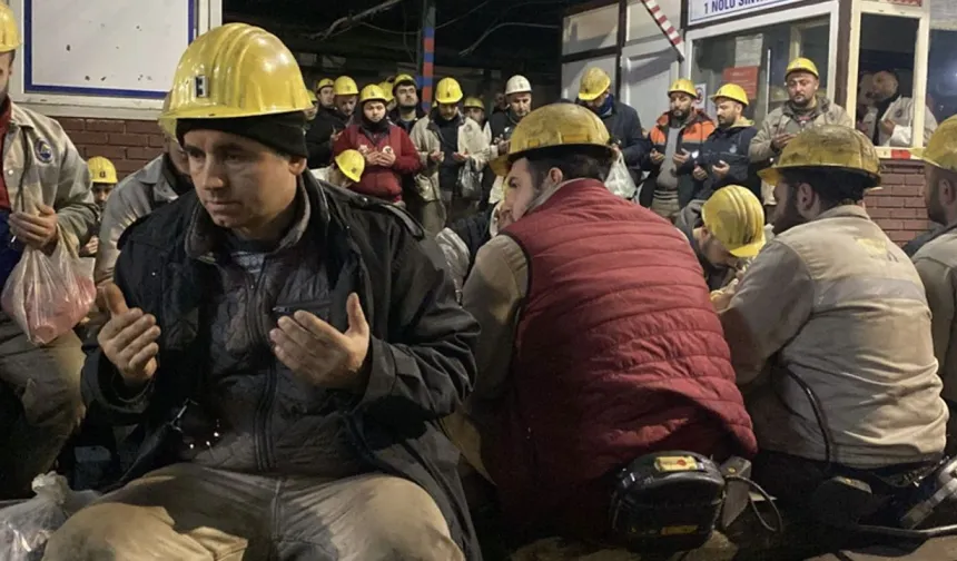 Kahraman madenciler depremde hayatını kaybedenler için dua etti