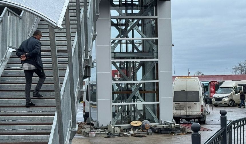 Üst geçitte asansör çalışmaları hızla devam ediyor